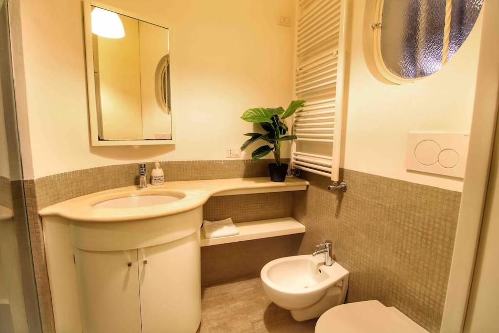 Cozy Studio Flat In Trastevere By Yourhost Rome Bagian luar foto
